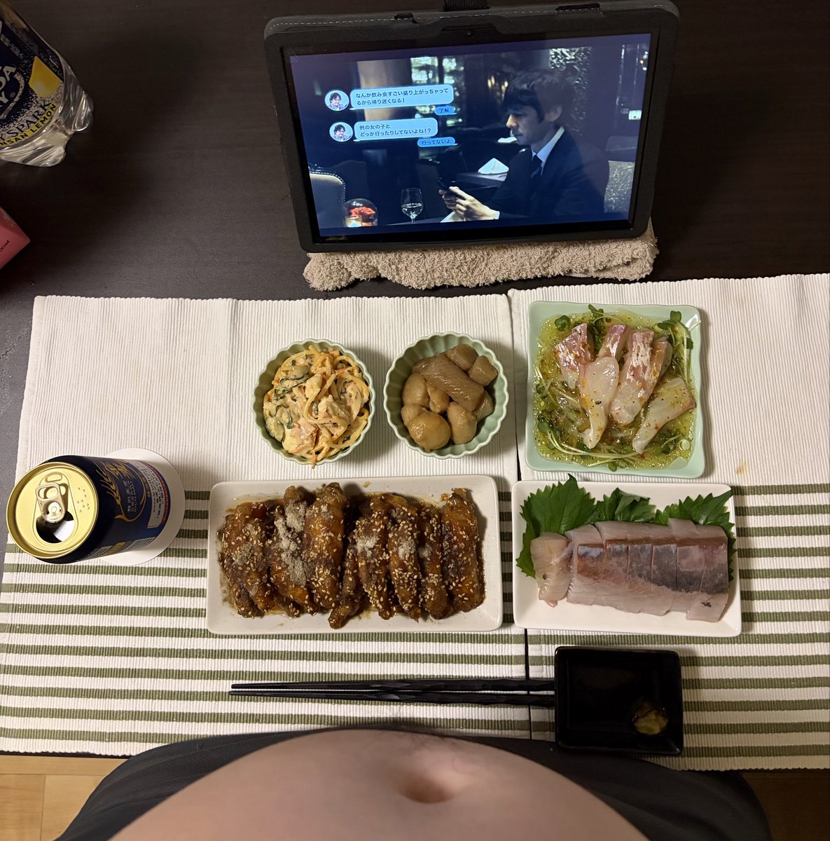 tomkun1728846's tweet photo. 今宵のメニュー
手羽中甘辛揚げ
ハマチの刺身
鯛のカルパッチョ
パスタサラダ
里芋と蒟蒻の甘辛煮

何かまとまりのないメニュー
まー誰に食わせるワケや
ないからええか🧐 https://t.co/p3h8g6iFdC