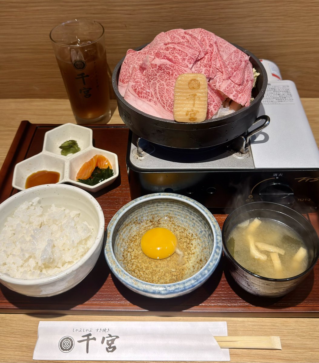 FIRE60028219's tweet photo. 38歳独身男性のランチは

五反田にある千宮の
特選黒毛和牛すき焼き御膳を
食べてきました🥲🍚✨

なんと税込1,300円です😱！！ https://t.co/WWFVG2Rajg