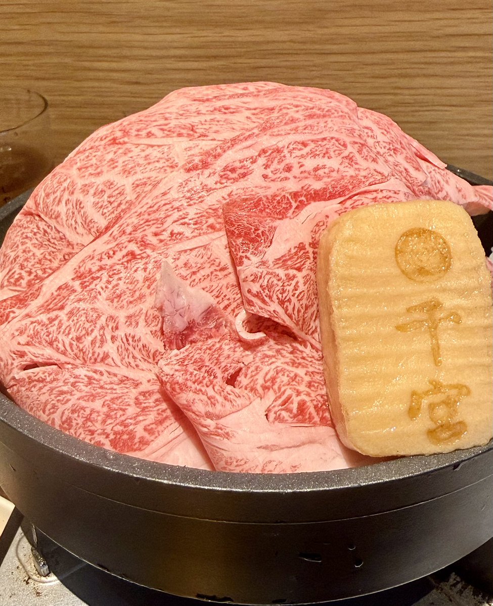 FIRE60028219's tweet photo. 38歳独身男性のランチは

五反田にある千宮の
特選黒毛和牛すき焼き御膳を
食べてきました🥲🍚✨

なんと税込1,300円です😱！！ https://t.co/WWFVG2Rajg