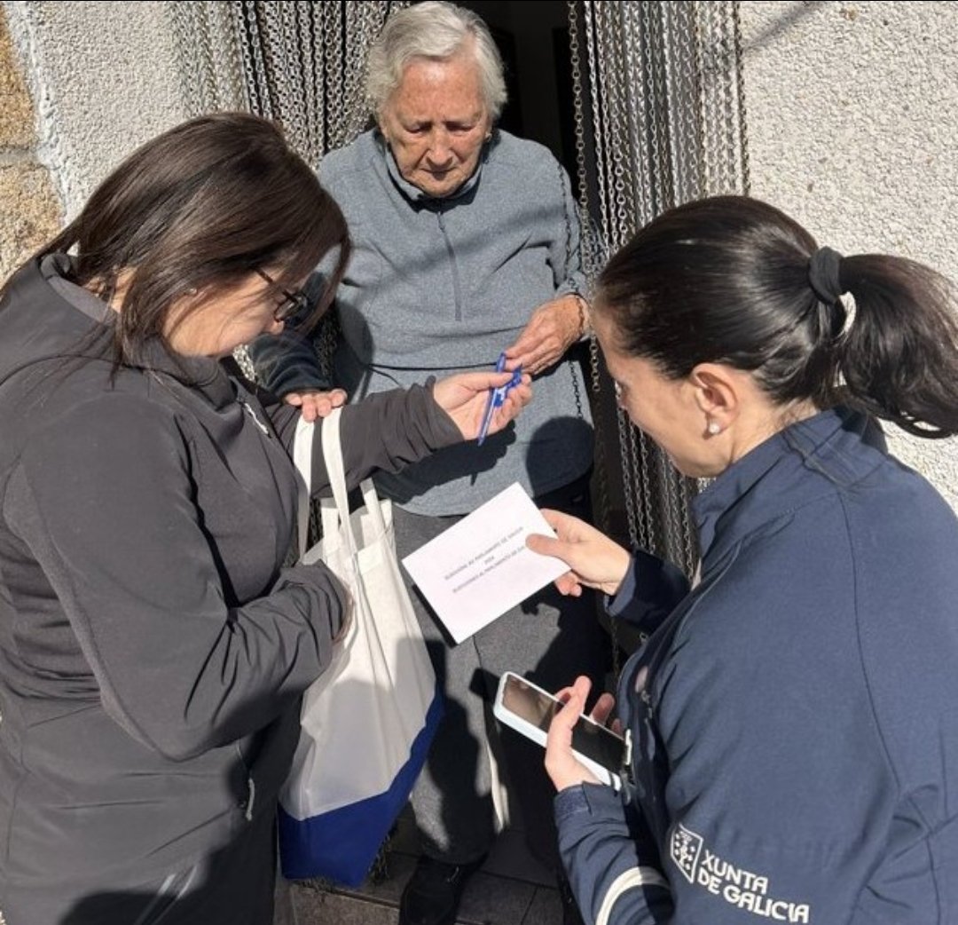 Ciclismo2005's tweet photo. En esta simpática foto pueden ver a la orensana Ana Vázquez -la del gas pimienta y la trisomía- recolectando el voto puerta a puerta en su Galicia natal, una práctica caciquil conocida como "carretaxe". Sí, los mismos que piden "no votar por correo" https://t.co/4LSHnoMUcI
