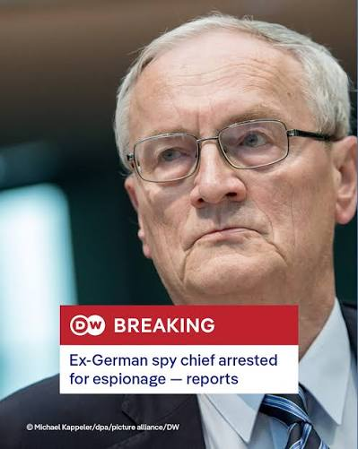 RealSHIRA's tweet photo. Der ehem. mächtigste Mann des deutschen Auslandsnachrichtendienstes, jahrzehntelang im Geschäft, lässt sich mit einem USB-Stick und 2000 Geheimpapieren erwischen.🤔 Klar. Passiert den Besten. Vorzugsweise denen, die seit 2015 laut sagen, was im Kanzleramt niemand hören will.
2015 schrieb Hanning Merkel ins Stammbuch: Grenzen zu, Balkanroute stoppen, Familiennachzug begrenzen, Residenzpflicht. 2023 die Bilanz: Stückwerk, Realitätsverweigerung, politisches Versagen. Nach Solingen dasselbe in schärfer: abschieben, Schengen aussetzen, Messenger überwachen. 2009 hatte de Maizière ihn schon entsorgt, weil der Ton nicht in die Wohlfühloase passte.
Jetzt Landesverrat. Auslöser keine Spionageermittlung, sondern eine Hamburger Durchsuchung im Fall Christina Block. Russland ist es laut WDR, NDR und SZ nicht. Welcher Dienst es sein soll, sagt keiner. Zufall, natürlich. Der Mann ist ja auch erst 80 und war nur BND-Chef.
Wer die Migrationslinie stört, ist irgendwann entweder ein Nazi oder ein Verräter. Diesmal hat es für Verräter gereicht. Oder? Ich frag ja nur ! 
#Hanning #BND #Landesverrat #Migration #Merkel #Zufall #ChristinaBlock #InnereSicherheit