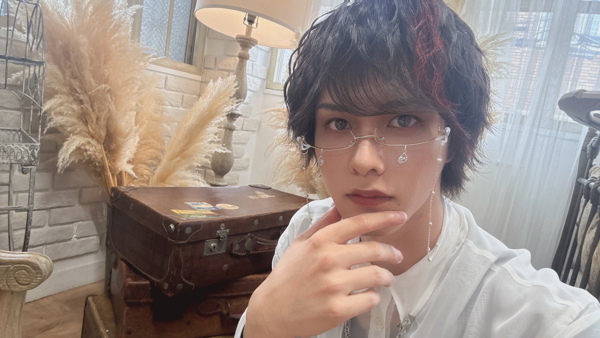 Ayagiri_Takuya's tweet photo. 稽古終わりに顔合わせへ。
会場に到着するともう終わっていて…
ちょうどこの集合写真を撮る瞬間でした。

それなのに温かく迎えてくださり、人狼のゲーム稽古も何回か残ってやっていただきました。もう、顔合わせというか手合わせしに来たみたいな…（笑）ここから、頑張ります🐺 https://t.co/SNlFrB6cpW