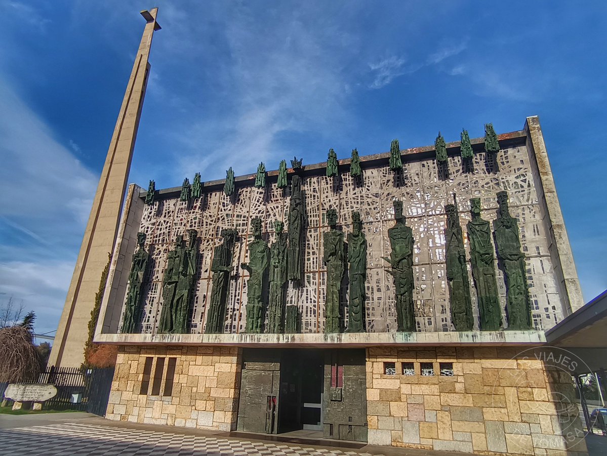 ViajesDeTomasa's tweet photo. Ayer fue San Froilan, y los pendones leoneses salieron en romería por La Virgen del Camino (León).
El santuario se originó en el sXVI, y se reconstruyó en 1957 al quedarse pequeño.
Se representan los 12 apóstoles, con Judas de lado por la duda que tuvo en la Última Cena. https://t.co/p2w4YY02cK