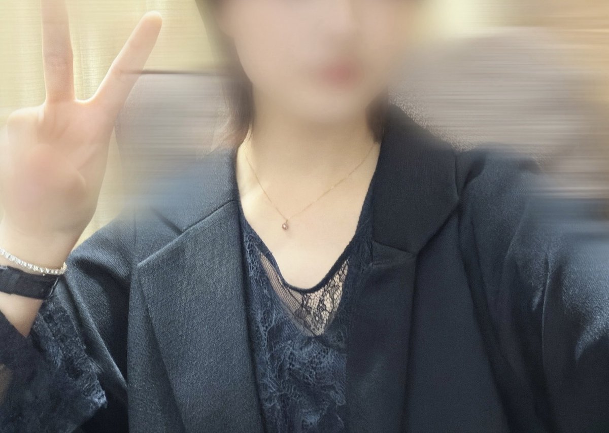 x8bvy's tweet photo. 最近少しだけ髪を切りました、、！！🫣

みなさんはどうお過ごしですか〜！
だいぶ寒くなってきて 私の好きな季節が近づいてくるのが嬉しいです❄️⋆.˚ https://t.co/5V66yosNa7