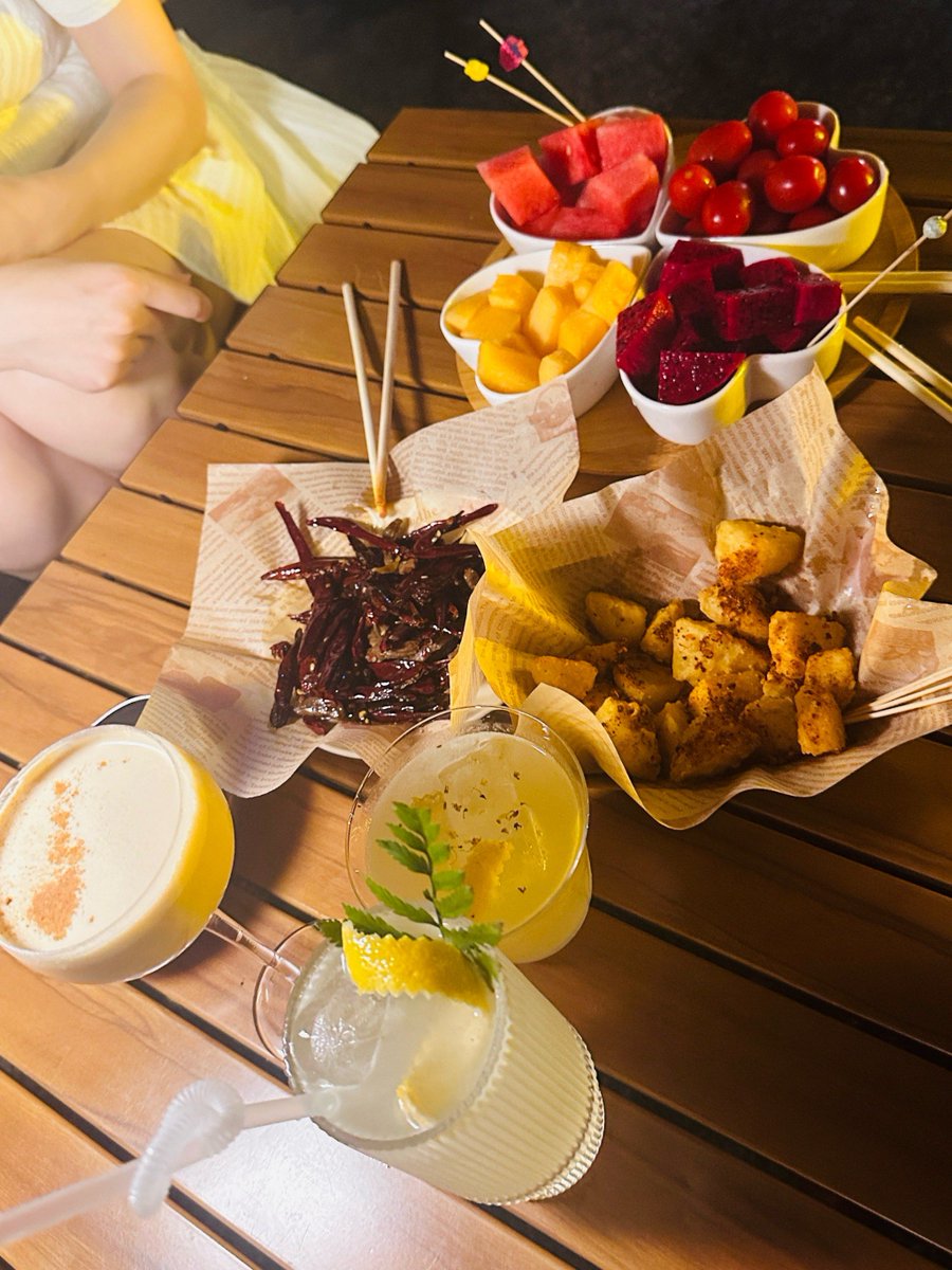 uijjnuhanelu's tweet photo. Me encanta tomar una bebida con sabor a limón en este día estrecho, es la mejor decisión para contrarrestar el calor y pasar un momento agradable con mis amigos que gustan de la camaradería. https://t.co/5SoTURgmBv