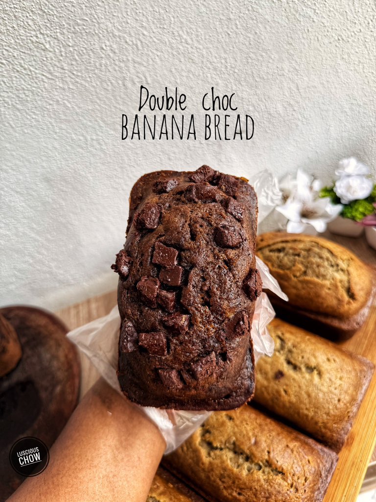 adaezennaji_'s tweet photo. I have a plain regular banana bread and one midi double choc banana bread fresh out of the oven. Still very hot and available for immediate delivery 🤤
7,200 and 7,500 respectively 
@luscious_chow https://t.co/VBnxY3UD6R
