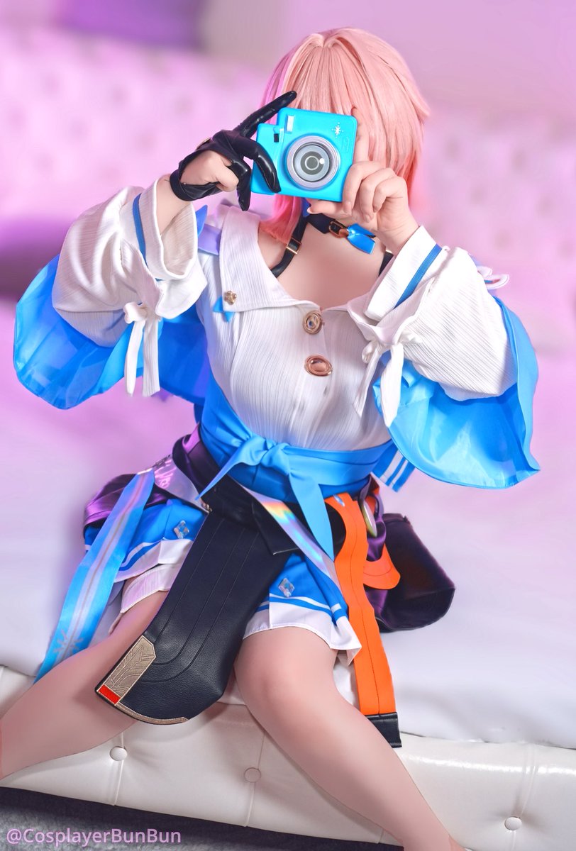 三月なのか(崩壊:スターレイル)のコスプレでカメラを構えるポーズ