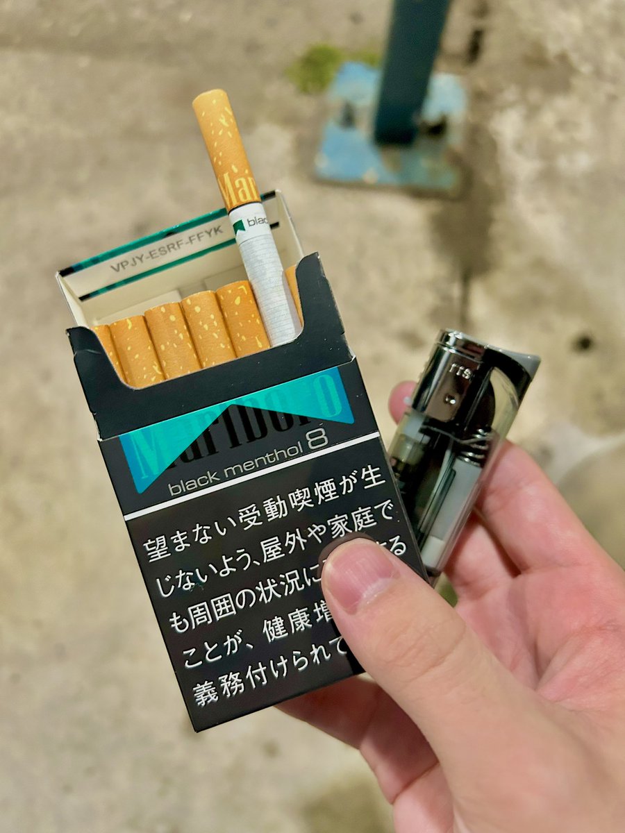 m_aiu34's tweet photo. ⚠️実写注意⚠️
マールボロブラックメンソールが
個人的には大好きなんだけど
喫煙者でオススメのタバコ教えてー(紙) https://t.co/pNiWdFdadq
