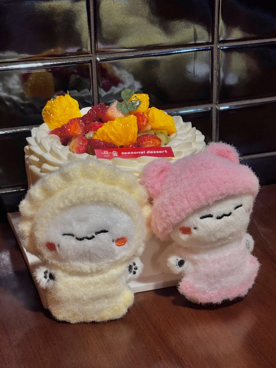 hamcheeseball's tweet photo. :¨·.·¨:
 `·. HONEY HBD EVENT * ੈ✩‧₊˚*

🥟 만두 뜨개옷 set 6개
🐽 샤오쭈 뜨개옷 set 6개
🐝 꿀벌 키링 20개

RT 추첨을 통해 드립니다💛
(국내 주소지 한정)

#HBDtoJOOHONEY https://t.co/PYxJtLC45i