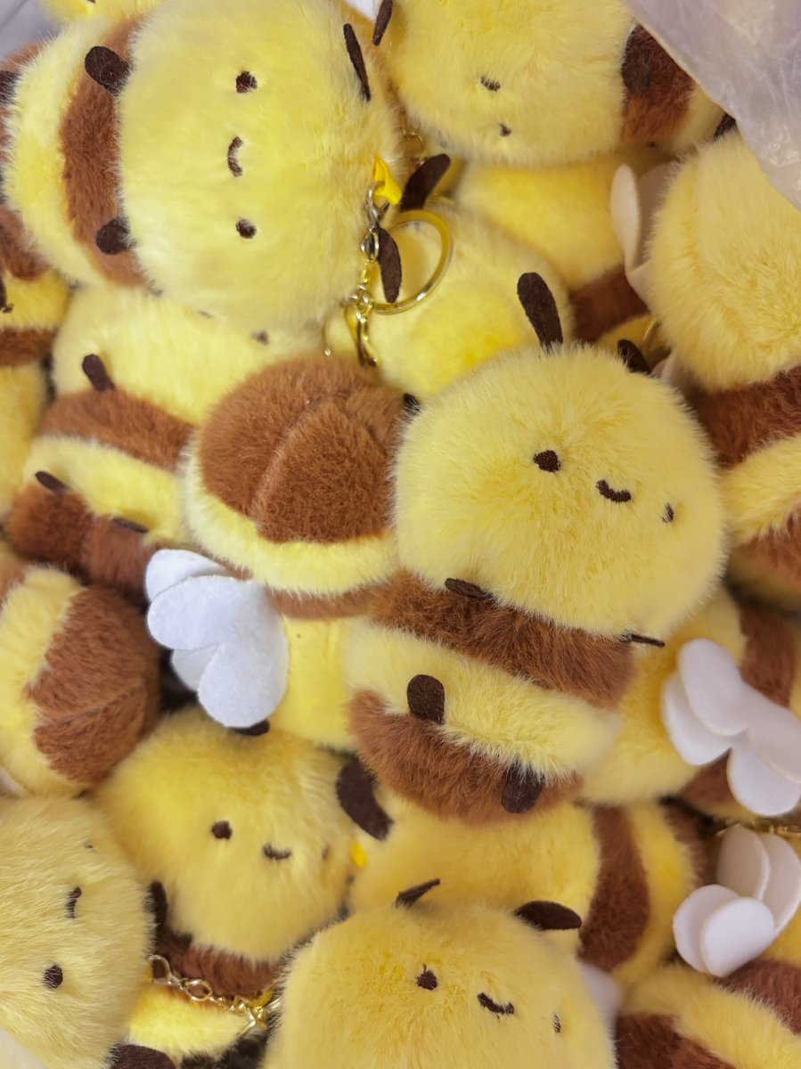 hamcheeseball's tweet photo. :¨·.·¨:
 `·. HONEY HBD EVENT * ੈ✩‧₊˚*

🥟 만두 뜨개옷 set 6개
🐽 샤오쭈 뜨개옷 set 6개
🐝 꿀벌 키링 20개

RT 추첨을 통해 드립니다💛
(국내 주소지 한정)

#HBDtoJOOHONEY https://t.co/PYxJtLC45i