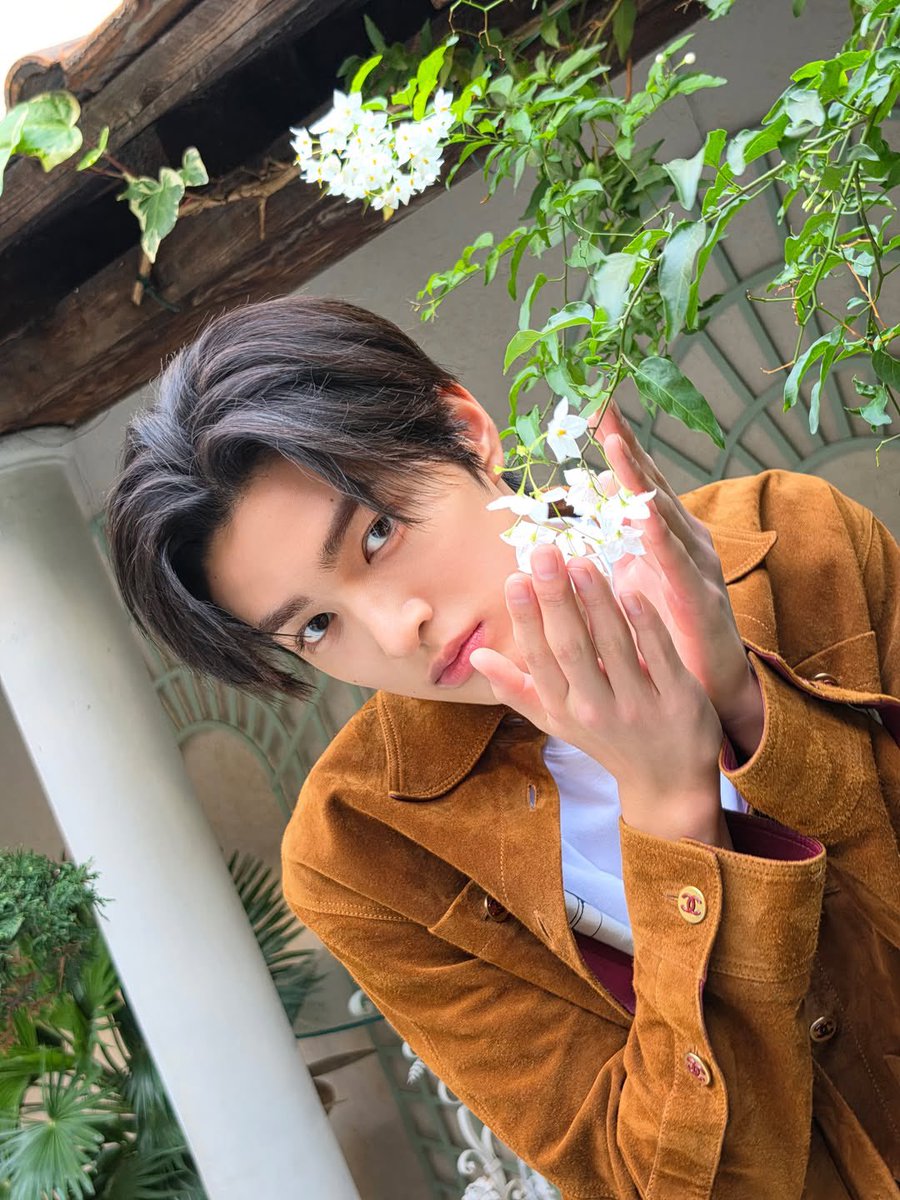 Enslaved_OxO's tweet photo. @TheePopCore CHANEL and KEONHO create such a memorable fashion image

KEONHO AT CHANEL PFW

#KEONHOxCHANELSS27
#CHANELSpringSummer 
#KEONHO @CHANEL @cortis_bighit https://t.co/2dK4xe5W2C