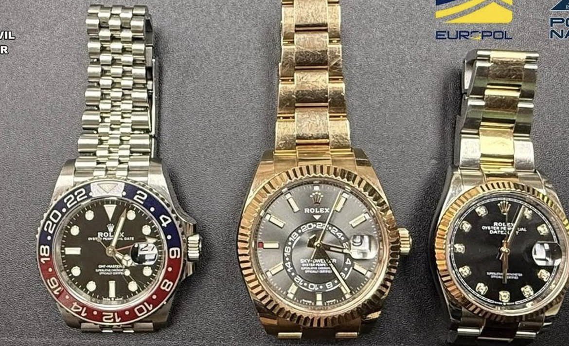GonzaloRuiiz_'s tweet photo. ¿Ven estos 3 Rolex? No son de Zapatero.

Son de Ana Ferrer, concejala del PP en Ibiza. Su marido acaba de ser detenido por blanqueo de capitales, se ha incautado estos 3 relojes, una pistola, armas blancas y fajos de billetes.

Como la corrupción es del PP no lo veréis en la tele https://t.co/umDCf2dbwY