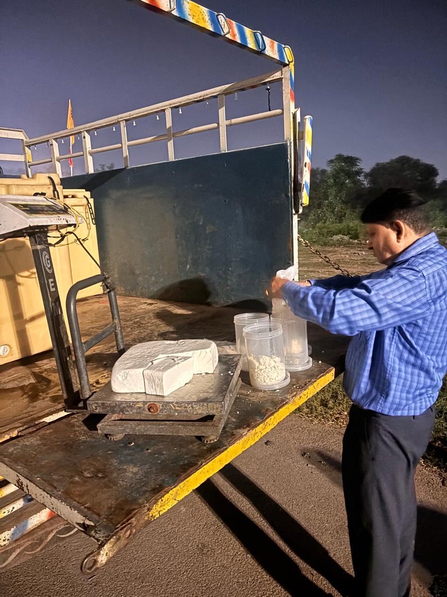 fssaiindia's tweet photo. #Chandigarh The Food Safety Administration, Health Department, UT Chandigarh intercepted a vehicle carrying 200 kg of suspected paneer at Ramdarbar Mandi Ground. The stock has been seized and sent to an NABL-accredited laboratory for testing.
#FSSAIinStates #FSSAIAction https://t.co/mfaF3qTfXq