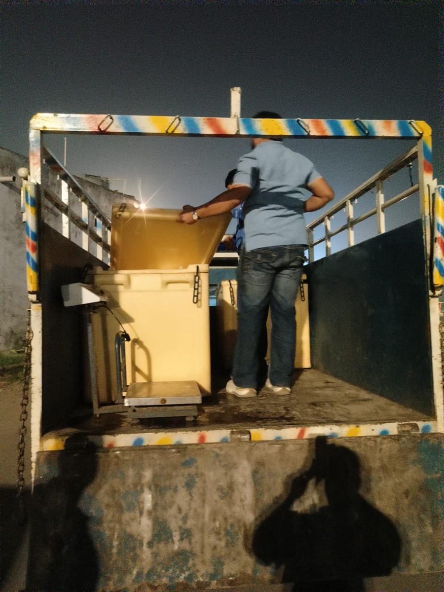 fssaiindia's tweet photo. #Chandigarh The Food Safety Administration, Health Department, UT Chandigarh intercepted a vehicle carrying 200 kg of suspected paneer at Ramdarbar Mandi Ground. The stock has been seized and sent to an NABL-accredited laboratory for testing.
#FSSAIinStates #FSSAIAction https://t.co/mfaF3qTfXq
