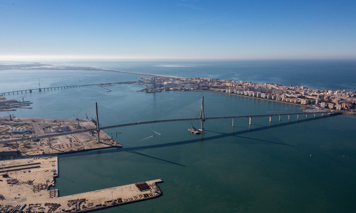 oscar_puente_'s tweet photo. Cádiz ya tiene su puente dedicado a Rafael Alberti. En cumplimiento de la Ley de Memoria Democrática, el emblemático acceso a la ciudad va a reconocer la figura de un referente de la cultura y las libertades. https://t.co/ALdN1Wa7BM