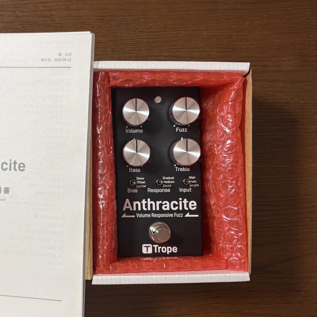 tatsukistrat's tweet photo. Anthracite届きました！
これ面白い製品だと思って

Fuzz Faceの長所を残したまま「弱点を体系的に解決したペダル」と捉えてます

インピーダンスの調整はもちろん、マルチやMIDIの連携も試してみよう https://t.co/lc7EFSCz6H