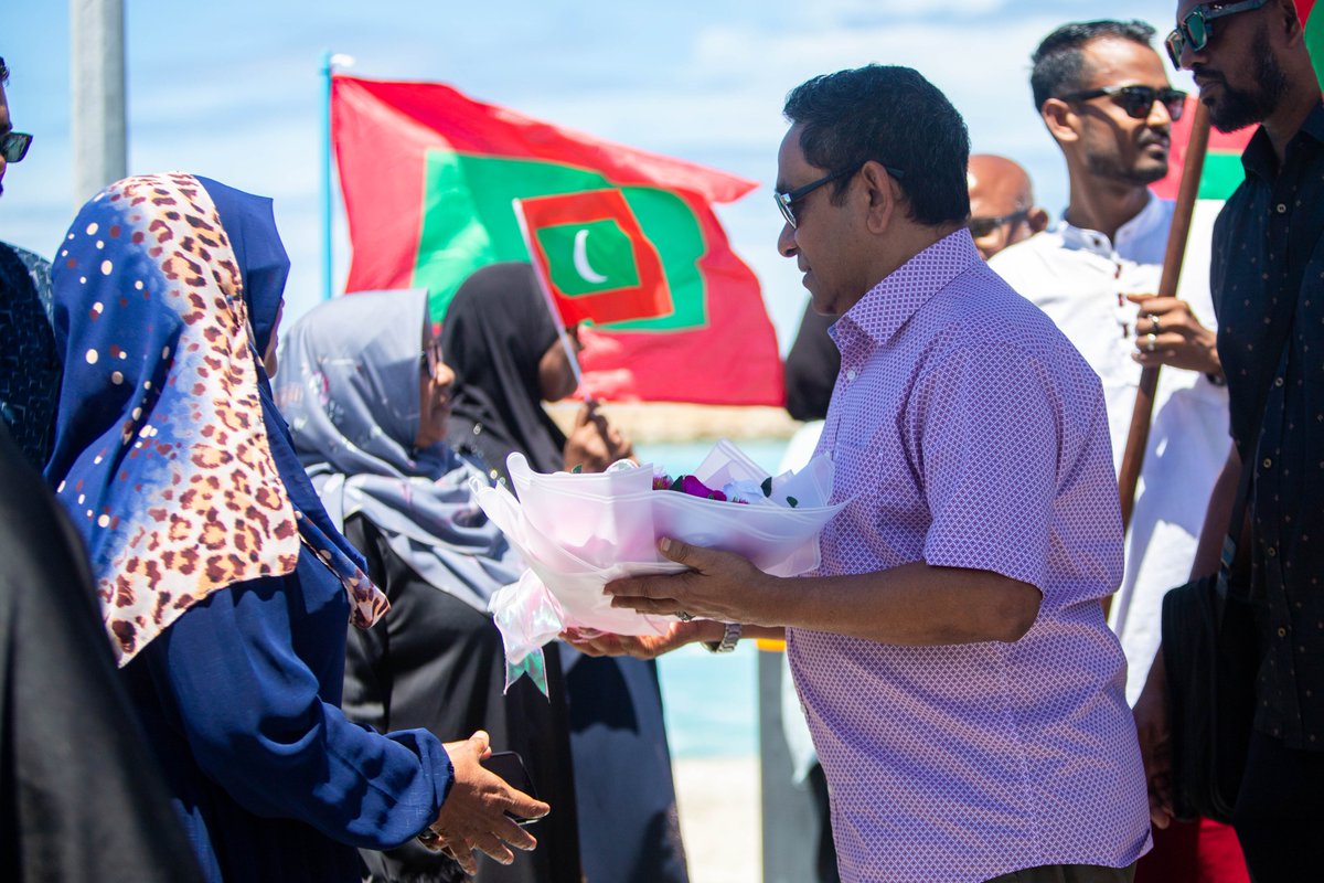 PNFront's tweet photo. ރައީސް ޢަބްދުﷲ ޔާމީން ޢަބްދުލްޤައްޔޫމް މިއަދު އައްޑޫ ސިޓީ ހުޅުދޫ މީދޫ އަށް ކުރެއްވި ޒިޔާރަތުގައި، އެ ސިޓީގެ ގިނަ އަދަދެއްގެ ރައްޔިތުން ނުކުމެ އެމަނިކުފާނަށް ވަރަށް ހޫނު މަރުޙަބާއެއް ދަންނަވައިފިއެވެ. https://t.co/hLy2rzJL2G