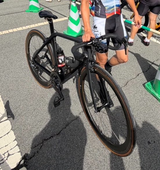 tomooooochw's tweet photo. ※拡散希望※

栗さんの自転車が
盗難に遭いました。
【日時】10/6 ９-17時の間
【場所】大分市松が丘
【自転車特徴】
・マットブラックのLOOK
・リムブレーキ
・デュラエースR9100

情報ありましたらお寄せください🙏 https://t.co/iOi3W75ffX