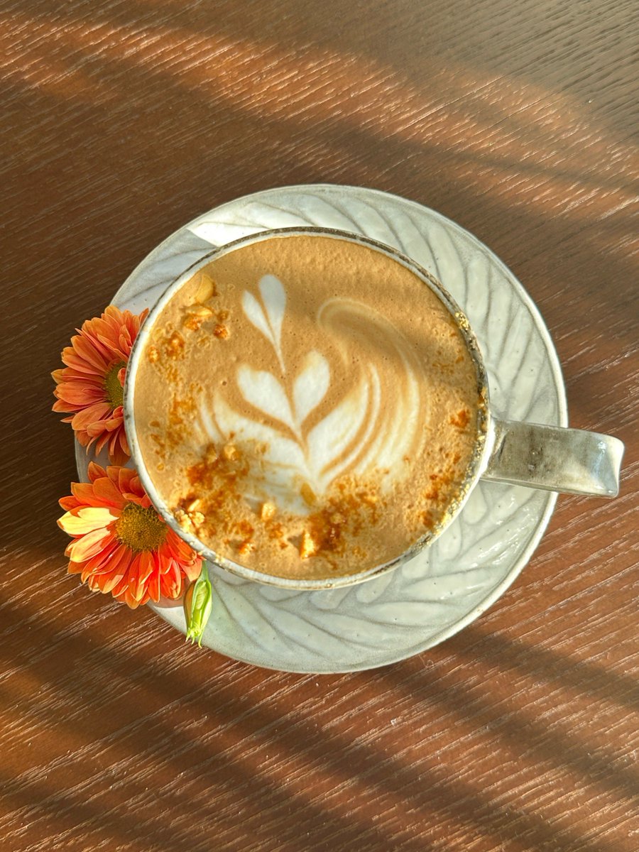 erkuraphdayo's tweet photo. Hoy en la cafetería me encontré con un regalo inesperado, un café que me dejó con una sonrisa enorme!， https://t.co/vMSecTMnqb