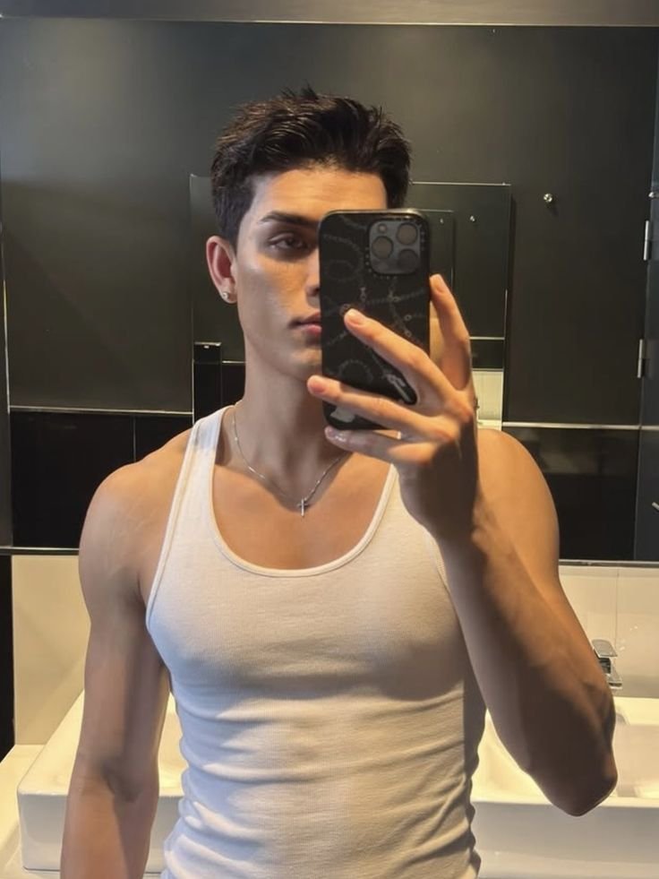jwayar1's tweet photo. need more joss with mirror selfie 🤳🏻🥺 https://t.co/GZIJAMwogs