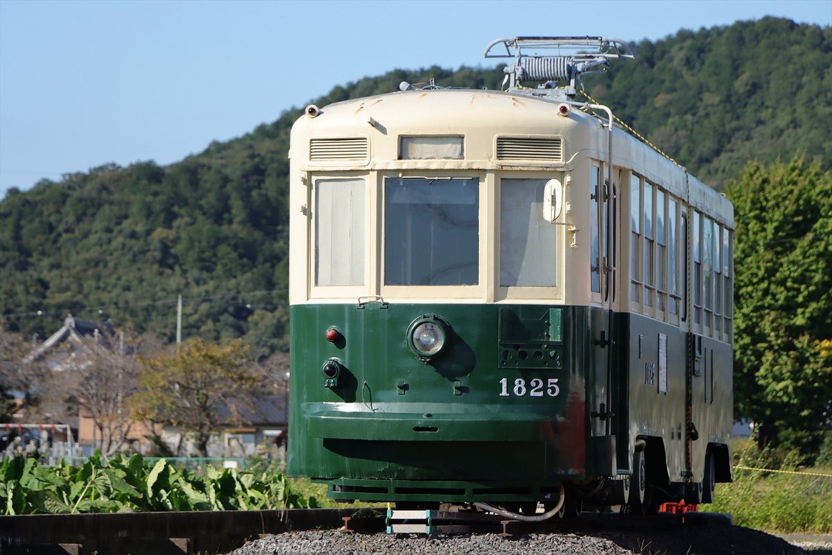 Tera5001's tweet photo. 岐阜市の某所に搬入された名古屋市交1825号の搬入場所がやっとわかったので撮ってきました。隣には510形バスが停められていてちょっとばかり嬉しかったです。
2026.10.6（すべて敷地外から撮影） https://t.co/ZoJsL5Wxz2