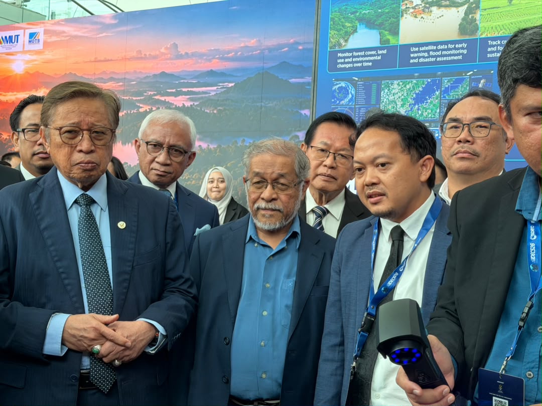 iectelecom's tweet photo. At #IDECS2026, IEC Telecom Malaysia joined i-CATS University at the Sarawak Aerospace Agency Pavilion. We were honoured to welcome The Right Honourable Datuk Patinggi Tan Sri (Dr) Abang Haji Abdul Rahman Zohari bin Tun Datuk Abang Haji Openg, Premier of Sarawak, and meet Tan Sri Dato Sri Affendi Buang, Chairman of Sarawak Aerospace Agency. 
We also showcased live #Starlink connectivity for rural communities.

#IECTelecom #satelliteconnectivity #sarawakspaceagency