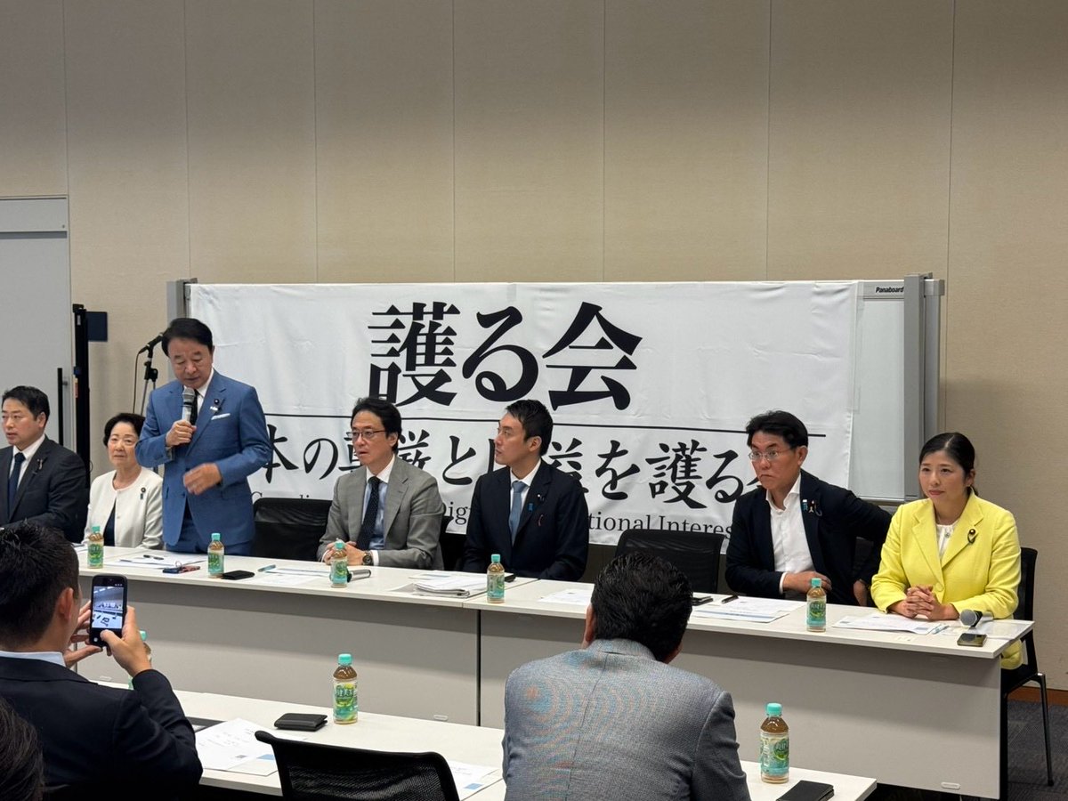 HirokoKado's tweet photo. 本日、業界団体や省庁との打ち合わせなどの後は、「日本の尊厳と国益を護る会」カウンター・インテリジェンスPTの第3回会合へ。吉村はるかPTリーダーの下で私は本PTのサブリーダーを務めています。
今回は、防衛省から大和太郎事務次官をお迎えし、国防をめぐるインテリジェンスの実情と課題についてご説明いただき、意見交換を行いました。（役人の感覚からすると事務次官自らのお出ましは異例です）我が国を取り巻く国際情勢が厳しさを一層増し、わが国の重要な情報や技術を狙う動きも現実の脅威となる中、カウンター・インテリジェンス体制の強化は待ったなしです。現場の実情を踏まえた大変重要な議論となりました。
青山繁晴代表、吉村はるかPTリーダーをはじめ、護る会の皆さんとともに、日本の国益と国民の安全を守るため、実効性ある制度づくりに取り組んでまいります。

#杉並区 #東京8区　#自民党