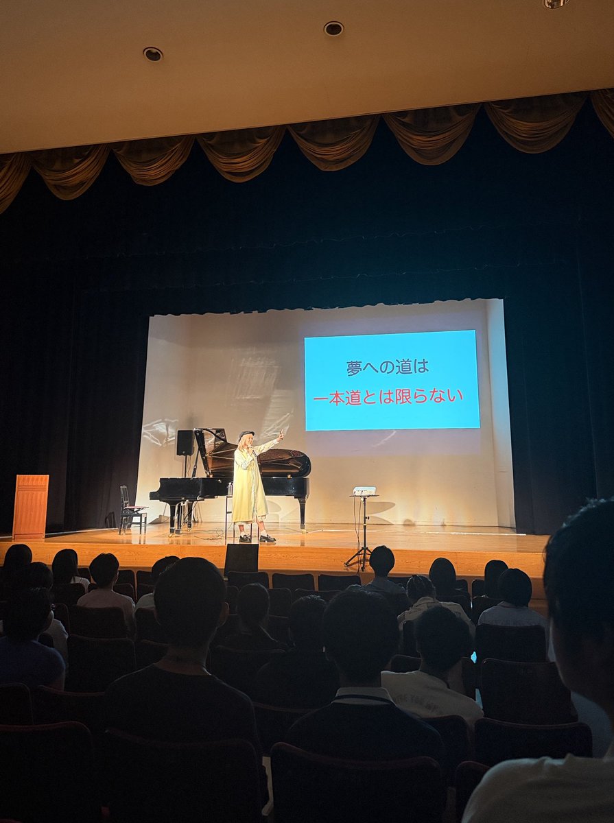 harami_piano's tweet photo. 東京都教育委員会さま主催で『芸術分野に興味を持つ高校生』に向けた講演会をさせていただきました👩‍🏫

⚫︎「諦める」という概念を手放すこと
⚫︎芸術の仕事が社会に果たす役割
⚫︎「好き」を仕事にすることの苦悩や喜び

などなど…私自身の経験や大切にしている想いをたっぷりお伝えさせていただきました。

美術や音楽や芸術分野に真剣に向き合う高校生のみんながひとつひとつの言葉をまっすぐに受け止めてくれて...その眼差しに、私自身も初心に立ち返る時間になりました⏳✨

好きなことを仕事にする日々には喜びだけじゃなくて葛藤や苦しさもあります。それでも、「好き」を仕事にできていることは決して当たり前じゃなくて....その貴重さへの感謝を忘れずにいれば辛い時も向き合う力が湧いてくると私は思っています。

みなさんが大切にしている「好き」のパワーがそれぞれの未来を切り拓く力になりますように🌸

応援！！！！！！📣✊