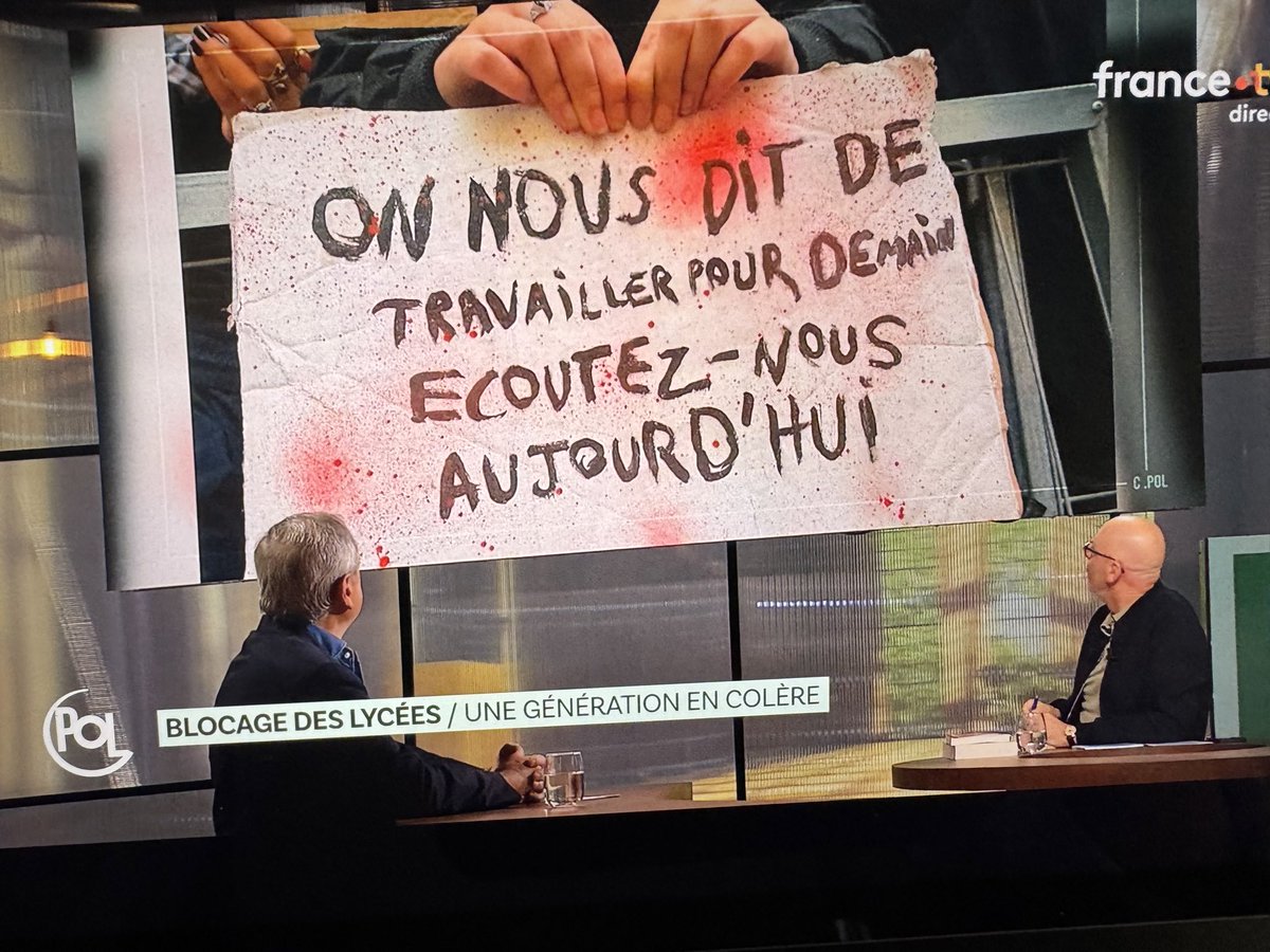 PatChampagnac's tweet photo. Des arrêtés interdisant les manifestations aux abords de certains lycées essaiment, dans une proportion inédite, partout sur le territoire. Si quelques-uns ont été jugés illégaux, cette méthode illustre un usage de plus en plus massif de cet outil qui permet un large cadre répressif.
La décision est tombée samedi 3 octobre. Le tribunal administratif de Rennes (Ille-et-Vilaine), saisi en référé, a suspendu l’arrêté du préfet du Finistère qui visait à interdire tout rassemblement aux abords de cinq établissements scolaires brestois.
« L’arrêté […]constitue une interdiction générale et absolue qui n’apparaît ni nécessaire ni proportionnée à la préservation de l’ordre public. Il porte une atteinte manifestement illégale aux différentes libertés publiques dont la liberté de manifester qui constitue une liberté fondamentale », écrit, dans sa décision, le juge administratif.
( À lire dans Mediapart 
#Manifestations, que dit la loi.