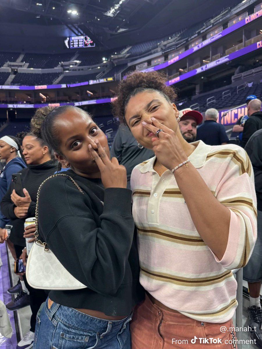 treyfivecore's tweet photo. @theyoncetimes Mind you the friend is the one who posted it ✌️✌️ she’s not out here caressing randoms and fans 😐. That’s her homie. https://t.co/CGfruHkHc8