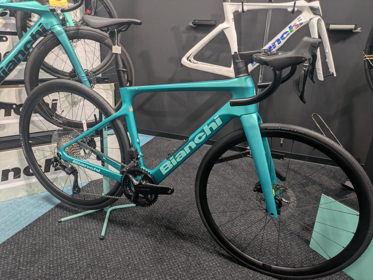 INA_Bianchi's tweet photo. 【名古屋店】

新型INFINITO入荷しました！

INFINITO　105　Di2　METALLIC CELESTE　サイズは50,53でございます。
快適な乗り心地でロングライドにオススメでございます。
新型ではいろいろ変わった所も多く、ぜひともご覧ください‼

＃BIANCHI　＃ワイズロード名古屋　＃INFINITO https://t.co/wKMXkFQNkb