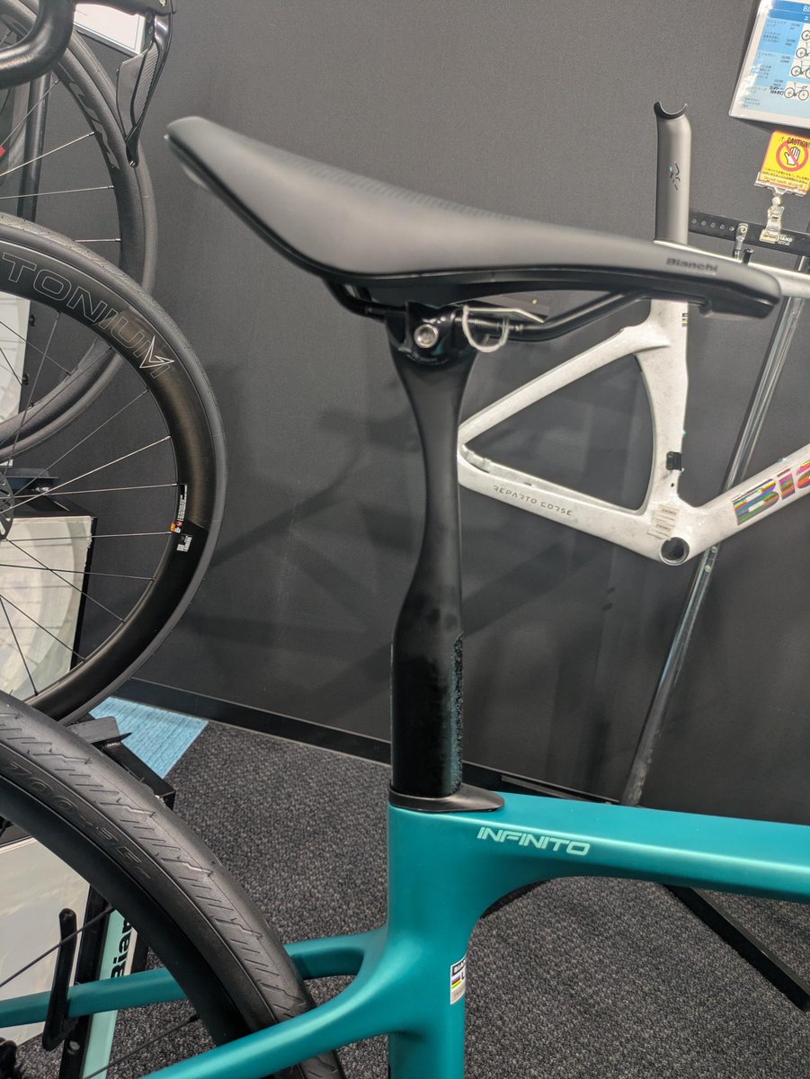 INA_Bianchi's tweet photo. 【名古屋店】

新型INFINITO入荷しました！

INFINITO　105　Di2　METALLIC CELESTE　サイズは50,53でございます。
快適な乗り心地でロングライドにオススメでございます。
新型ではいろいろ変わった所も多く、ぜひともご覧ください‼

＃BIANCHI　＃ワイズロード名古屋　＃INFINITO https://t.co/wKMXkFQNkb