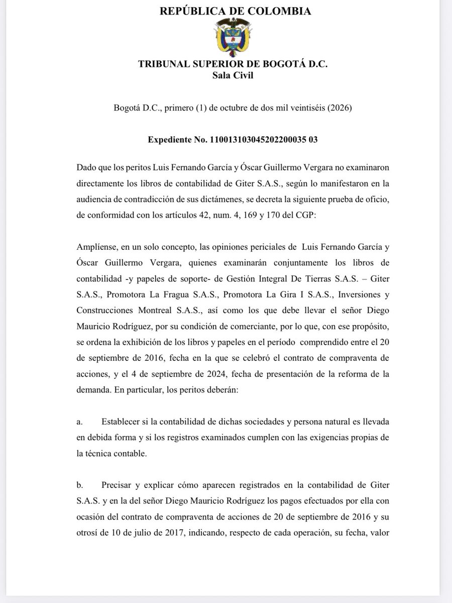 jairoparrac's tweet photo. PRUEBA PERICIAL. IMPORTANCIA DE VERIFICAR DIRECTAMENTE LAS FUENTES QUE SUSTENTAN EL DICTAMEN. TSB: El Tribunal decretó de oficio la ampliación de los dictámenes periciales después de que los expertos reconocieran, durante su contradicción, que no habían examinado directamente los libros de contabilidad relevantes para el análisis. Dispuso que revisaran conjuntamente los libros, soportes y extractos bancarios, contrastaran la información de las distintas sociedades y reconstruyeran la trazabilidad de los recursos y pagos discutidos en el proceso.

La providencia resulta relevante porque la audiencia de contradicción permitió advertir una falencia en el trabajo de los expertos que podía incidir en la solidez de sus conclusiones. A partir de allí, el Tribunal hizo uso de sus facultades oficiosas y ordenó completar el análisis, con identificación de los documentos efectivamente revisados y de los soportes de cada operación. Además, dispuso que cualquier diferencia entre los peritos debía quedar expresamente consignada y sustentada desde el punto de vista técnico.

En mi opinión, este último aspecto es el más interesante de la decisión. El Tribunal no se limitó a tomar la falta de examen directo de las fuentes como una razón para restarle mérito a los dictámenes. Antes de decidir, acudió a sus facultades oficiosas para ampliar la prueba y procurar superar las deficiencias advertidas durante su contradicción. Esto muestra una dimensión importante de esas facultades frente a la prueba pericial ya practicada. Si el juez encuentra vacíos o aspectos que necesitan mayor verificación, puede adoptar medidas para esclarecerlos, siempre, por supuesto, dentro de los límites de su iniciativa probatoria y sin sustituir las cargas que corresponden a las partes, conforme lo ha destacado la CSJ —⬇️⬇️—