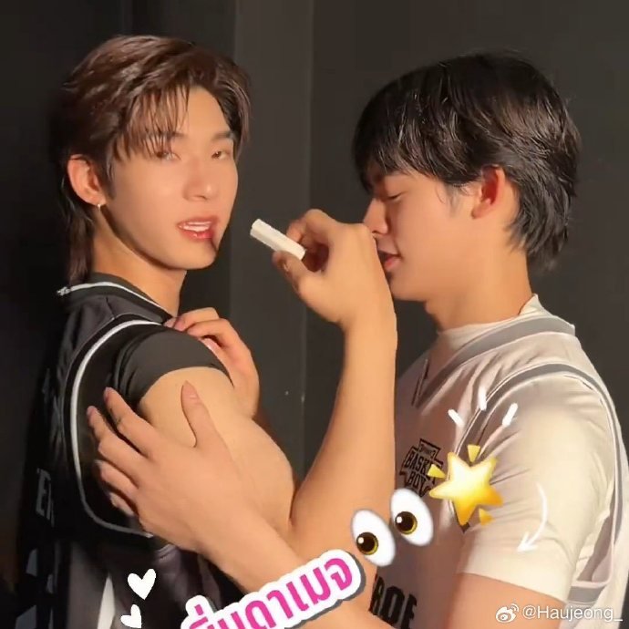 Zin636gh's tweet photo. why u look so obsessed w ur boyfriend's bicep... Pippppooorrrrr 55555555

#teeteepor https://t.co/f8xQZdClDc