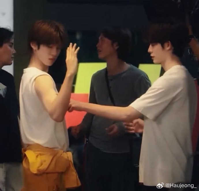 Zin636gh's tweet photo. why u look so obsessed w ur boyfriend's bicep... Pippppooorrrrr 55555555

#teeteepor https://t.co/f8xQZdClDc