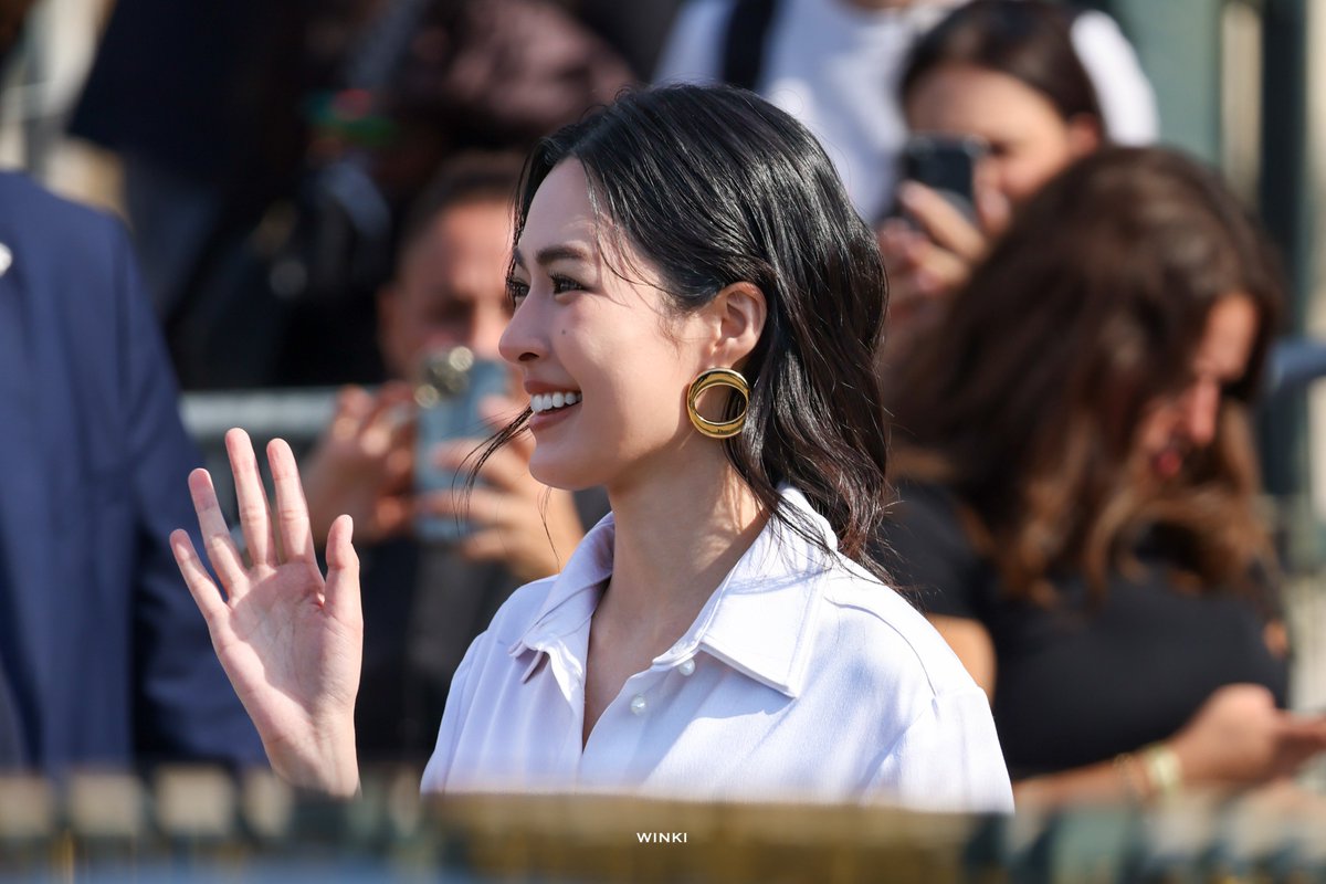 BestKwong511_CN's tweet photo. IT girl Lingling at Dior Summer 27 experiences the tactile luxury of flawless a seamless fusion of heritage and summer blooms. Lingling and Dior are the ultimate pairing! 🌿

#LinglingKwong #DiorSummer27
#PFW #Dior
#LinglingKwongXDiorSummer27
@Dior @linglingsirilak https://t.co/3IJLCR7n6I