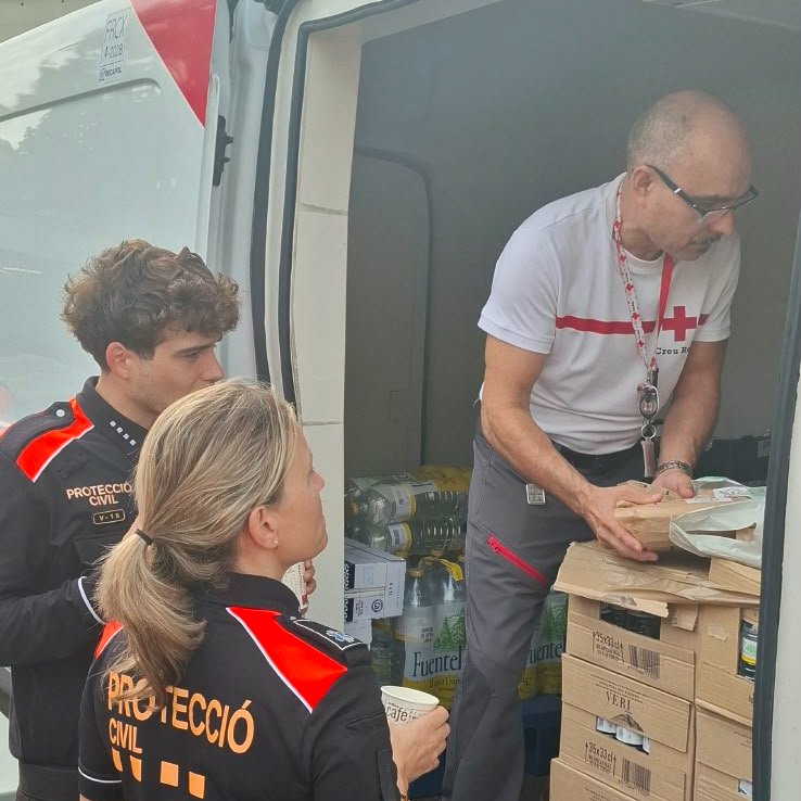 CreuRojaCAT's tweet photo. 🔴 Continuem aquest matí al costat dels equips d’emergència #INUNCAT a Granollers.

Seguim oferint avituallament als cossos intervinents en l’emergència i participant en la recerca del menor desaparegut. https://t.co/5grcwjlmGs