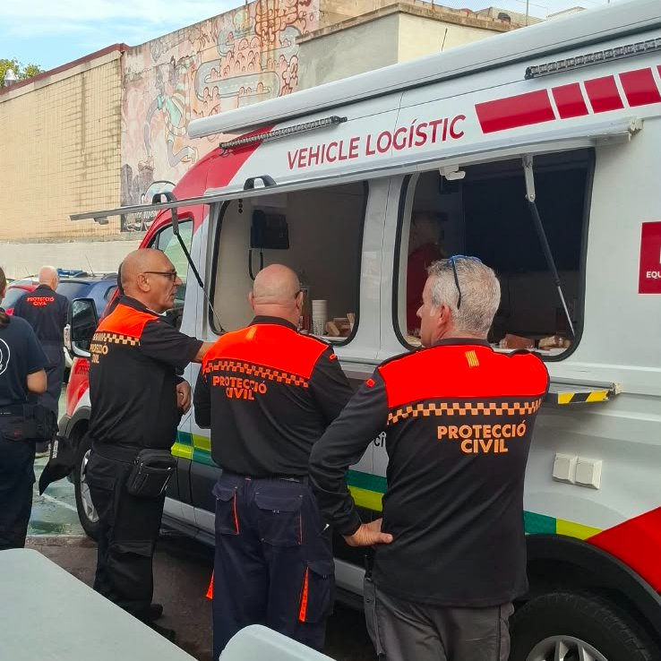 CreuRojaCAT's tweet photo. 🔴 Continuem aquest matí al costat dels equips d’emergència #INUNCAT a Granollers.

Seguim oferint avituallament als cossos intervinents en l’emergència i participant en la recerca del menor desaparegut. https://t.co/5grcwjlmGs