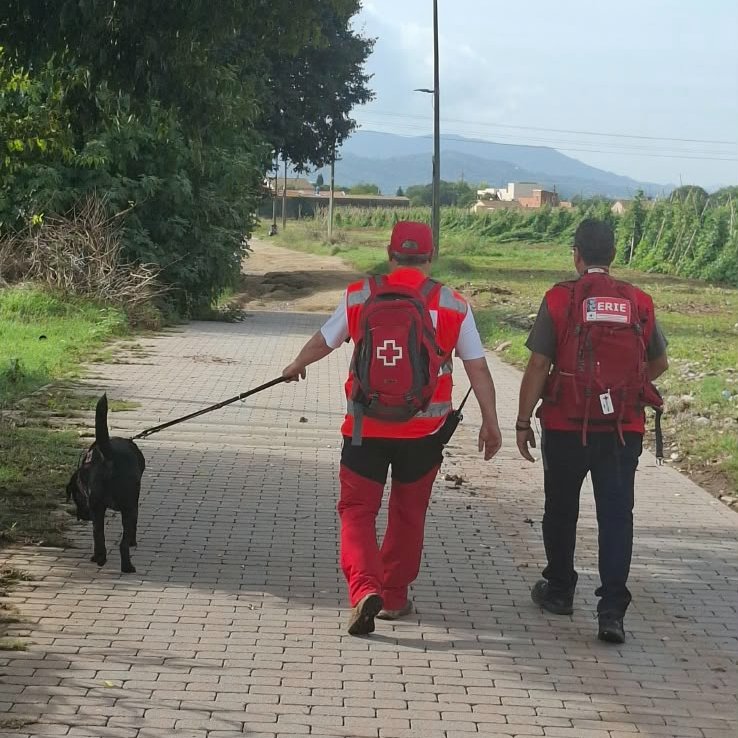 CreuRojaCAT's tweet photo. 🔴 Continuem aquest matí al costat dels equips d’emergència #INUNCAT a Granollers.

Seguim oferint avituallament als cossos intervinents en l’emergència i participant en la recerca del menor desaparegut. https://t.co/5grcwjlmGs