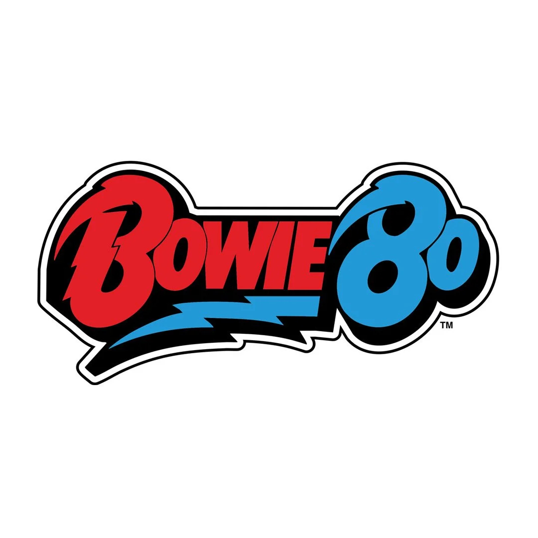 britculturejp's tweet photo. デヴィッド・ボウイ生誕80年を祝う世界企画「BOWIE80」が始動⚡️ V&amp;A所蔵の貴重なアーカイブ巡回展や没入型展示、オーケストラ公演まで、2027年にかけて多彩な催しが繰り広げられます🧑‍🎤 詳細は👉 https://t.co/8C6r4l5y5Z 🇬🇧 https://t.co/OcOdwUCee2