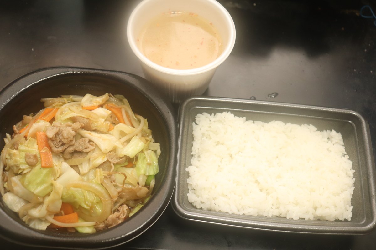 ayanoseal's tweet photo. 晩ご飯～🎵
毎度のほっともっとで
肉野菜炒め弁当690円＋㌧汁170円
12月中旬まで続く繁忙期はまだまだこれから
にも拘らず日々の激務で疲れは半端なし
とりあえず栄養を掻き込む
㌧汁旨しご馳走様でした( ‘ω’)ŧ<”ŧ<” https://t.co/MPndt9siUc