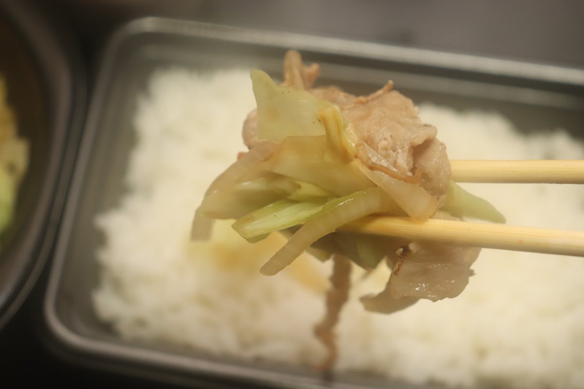 ayanoseal's tweet photo. 晩ご飯～🎵
毎度のほっともっとで
肉野菜炒め弁当690円＋㌧汁170円
12月中旬まで続く繁忙期はまだまだこれから
にも拘らず日々の激務で疲れは半端なし
とりあえず栄養を掻き込む
㌧汁旨しご馳走様でした( ‘ω’)ŧ<”ŧ<” https://t.co/MPndt9siUc