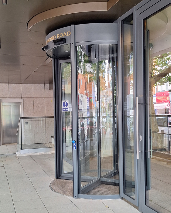 The_Arch_Tech's tweet photo. TORMAX UK Ltd recently installed a three-wing, fully automatic T5 Classic revolving door at the main entrance of 175 Putney in central London...
https://t.co/SUxQZj3sAn
#TormaxUK #Doors #Entrances #RevolvingDoors #Automatic #Architects #Contractors #Specifiers #Buildings https://t.co/cZElZb70NT