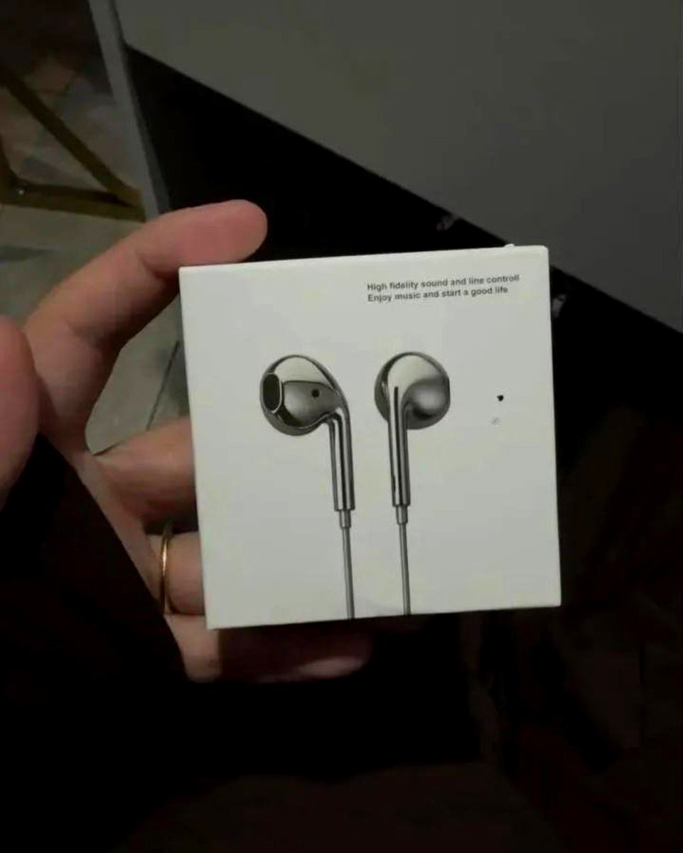 MuziaAmsal's tweet photo. WEH INI EARPHONE KABEL SUARANYA ENAK BANGET 😭
Mana desain silver-nya simple tapi cakep pula. Kok baru nemu sekarang. https://t.co/lky7iiFnVF