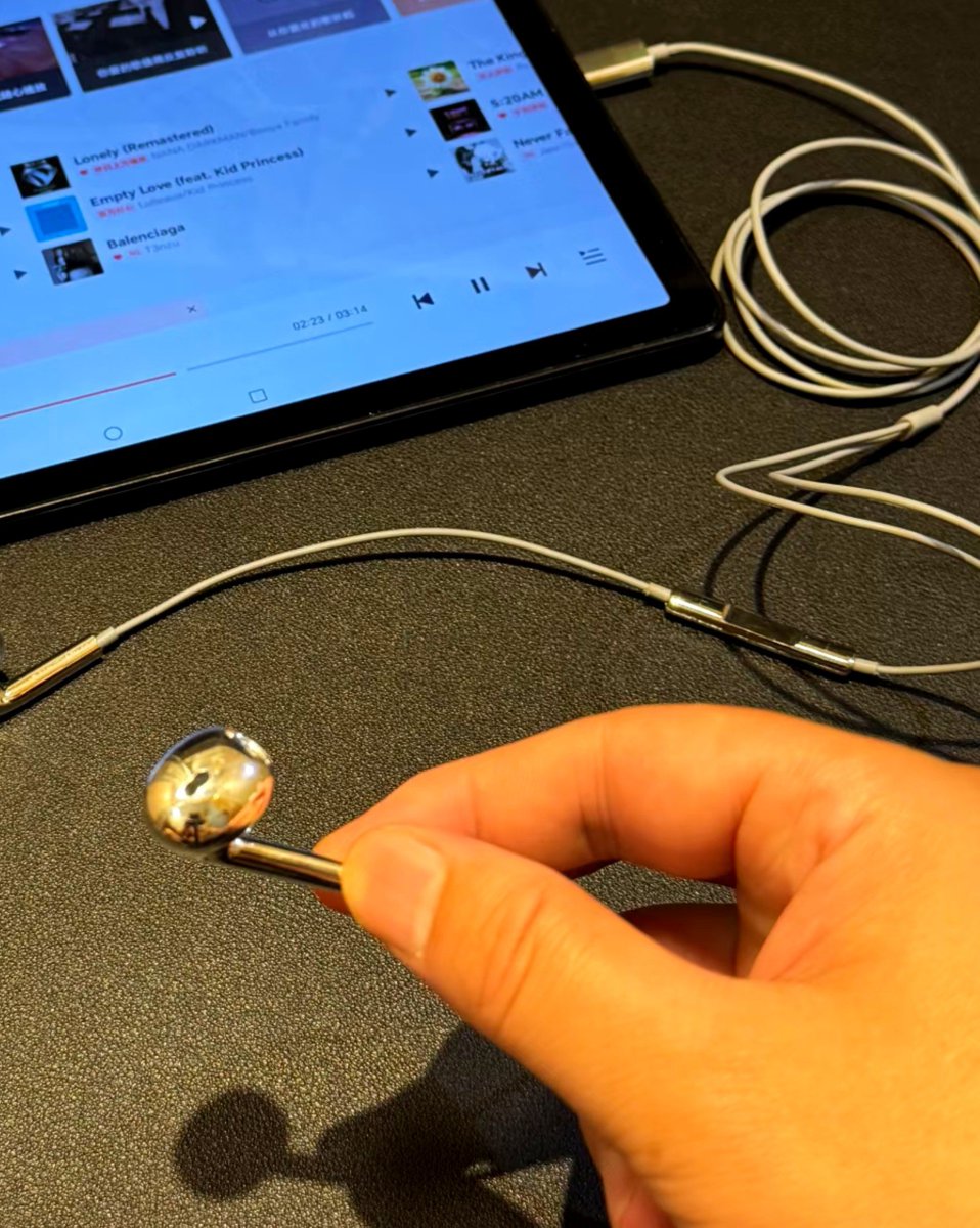 MuziaAmsal's tweet photo. WEH INI EARPHONE KABEL SUARANYA ENAK BANGET 😭
Mana desain silver-nya simple tapi cakep pula. Kok baru nemu sekarang. https://t.co/lky7iiFnVF