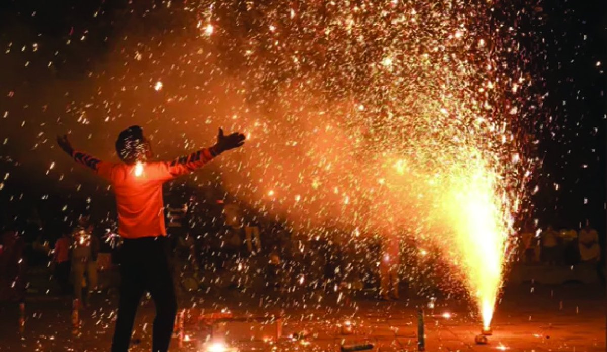 mumbaiheritage's tweet photo. Mumbai Police bans firecrackers on public roads and high-intensity lasers till December 4.

Mumbai Police has imposed restrictions on fireworks, lasers and high-intensity light beams on public roads from October 6 to December 4.

The order comes just days before Navratri and ahead of Diwali.

Mumbai’s festive season is about to look very different on its streets.