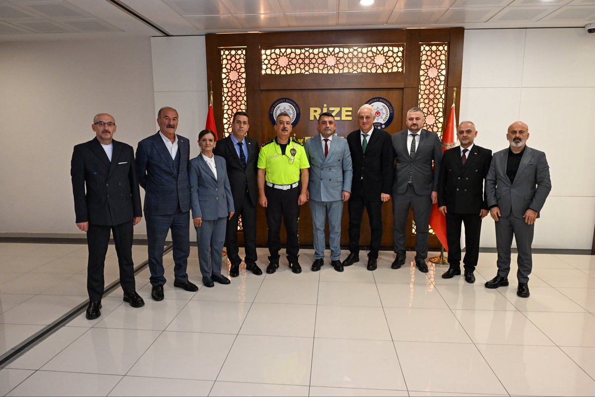 mhprizeilbas's tweet photo. İl Başkanımız Sayın İhsan ALKAN ve beraberindeki İl Başkan Yardımcılarımız ile birlikte, ilimize yeni atanan İl Emniyet Müdürümüz Sayın İsmail Karasakal’ı makamında ziyaret ettik.
⬇️ https://t.co/4LUhStOsly