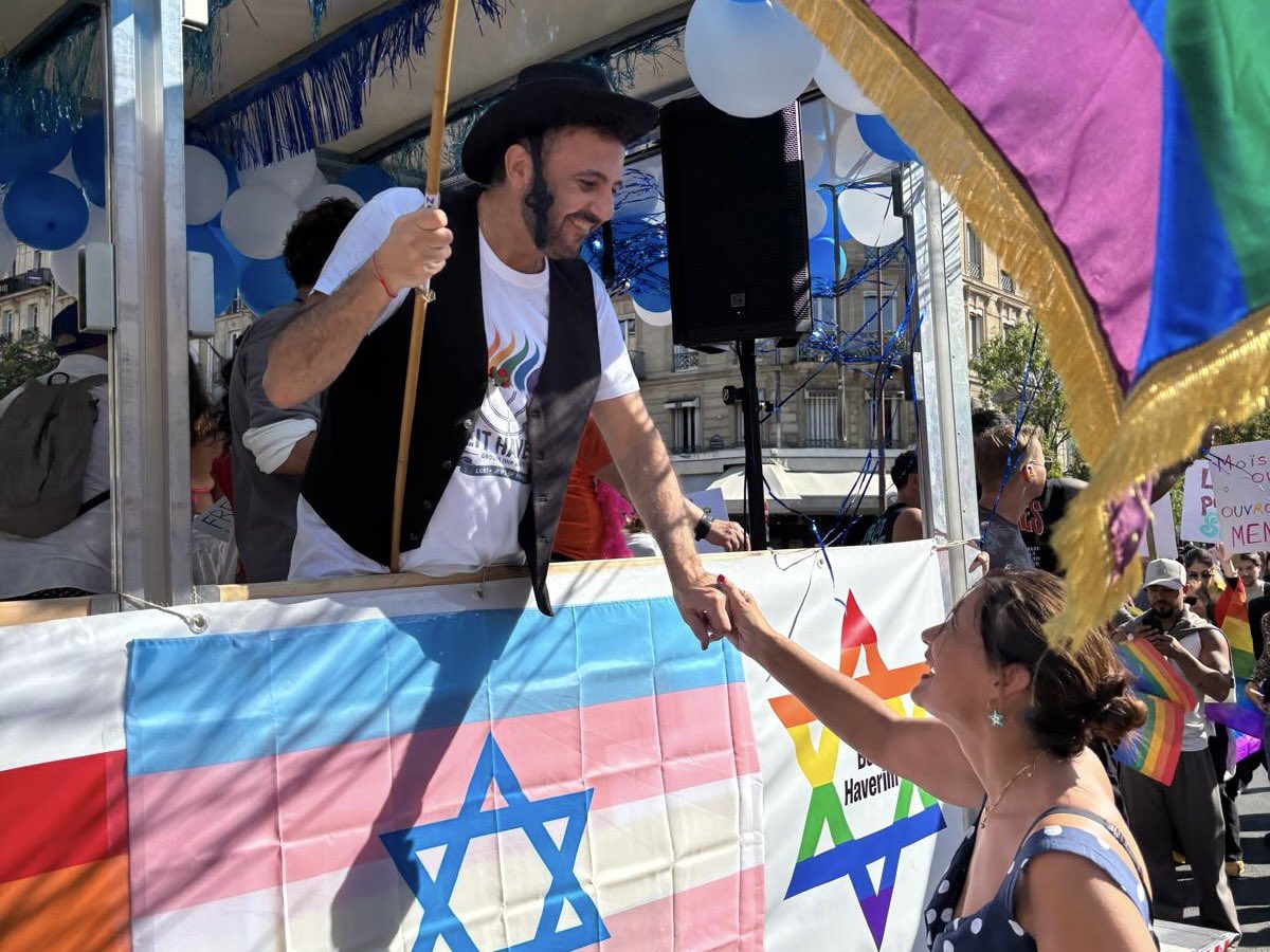 DILCRAH's tweet photo. Grand succès pour la Marche des Fiertés parisienne ! 🏳️‍🌈

Reportée cet été, la Marche des Fiertés a fortement mobilisé dans les rues de Paris ce week-end.

La déléguée interministérielle Cindy Léoni est allée à la rencontre des associations LGBTI+ pour échanger avec elles et leur apporter son soutien.

La visibilité des personnes LGBTI+ est essentielle pour faire progresser l’égalité et lutter contre les discriminations.