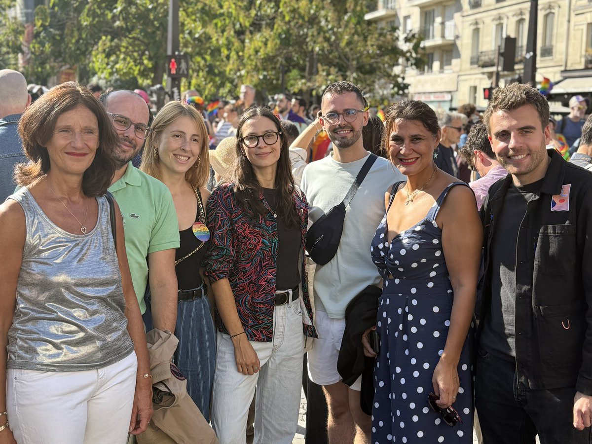 DILCRAH's tweet photo. Grand succès pour la Marche des Fiertés parisienne ! 🏳️‍🌈

Reportée cet été, la Marche des Fiertés a fortement mobilisé dans les rues de Paris ce week-end.

La déléguée interministérielle Cindy Léoni est allée à la rencontre des associations LGBTI+ pour échanger avec elles et leur apporter son soutien.

La visibilité des personnes LGBTI+ est essentielle pour faire progresser l’égalité et lutter contre les discriminations.