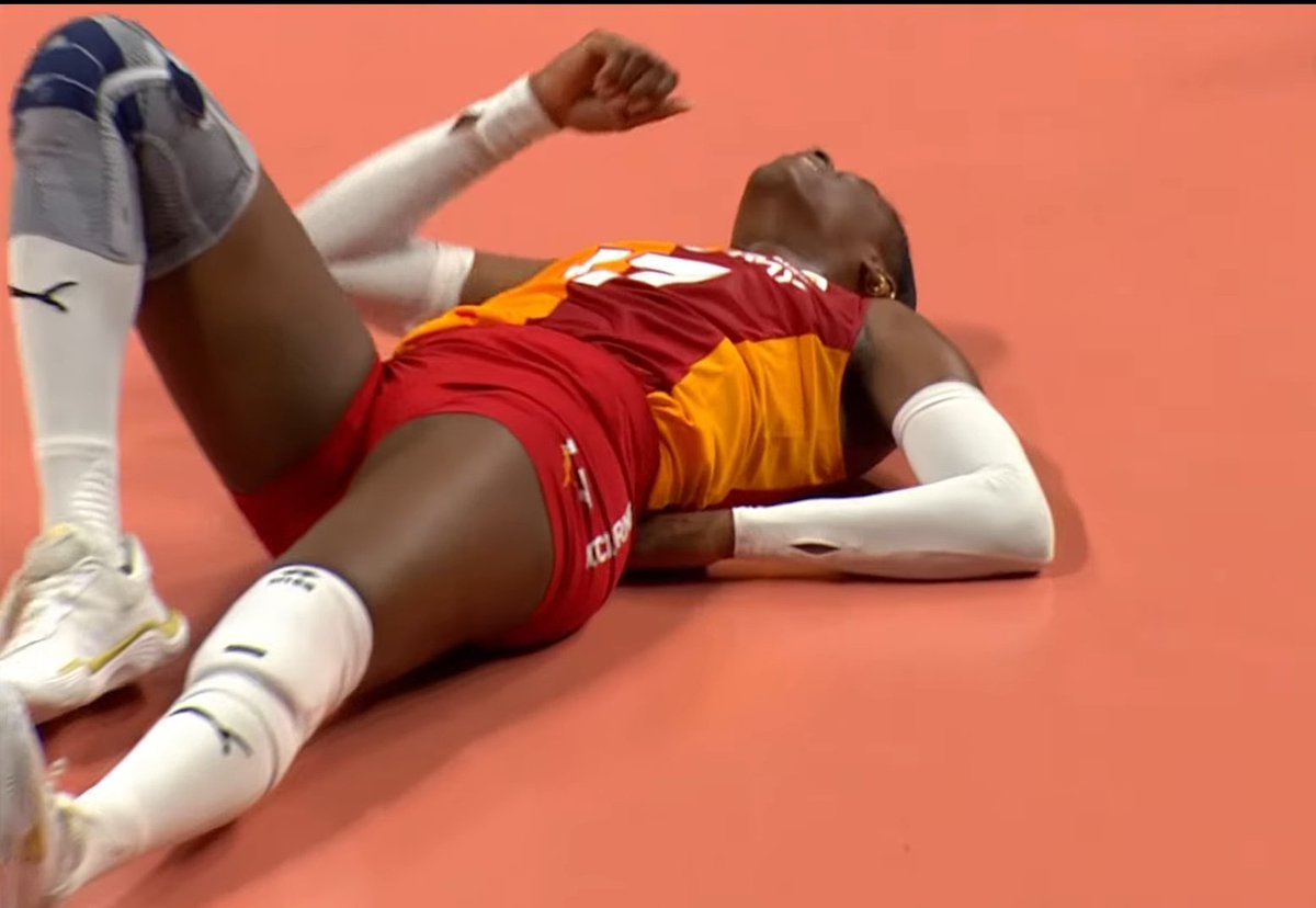 cimbomvolley's tweet photo. atina'da sürekli belini tutuyordu ikinci set çıktı. thy maçında da bir pozisyonda belinden problem yaşadı, acıyla devam etti. öldüremediği her topta da gayet üzgündü. ekrandan birçok şey yakın plan görünürken maçtan sonra sylla'ya edilen onca laf saygısızlıktan başka şey değil. https://t.co/OBwXzCRecx